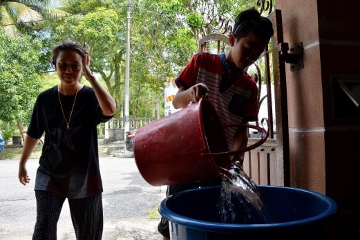 Residents Unhappy With Syabas Claim Water Tankers Did Not Arrive On Time