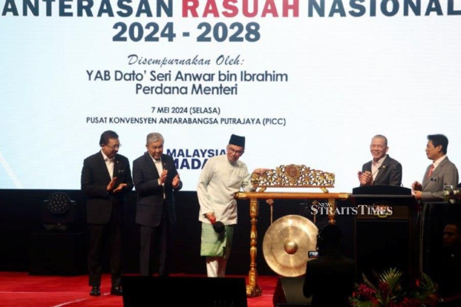 Prime Minister Datuk Seri Anwar Ibrahim launches the National Anti-Corruption Strategies (NACS) 2024-2028 in Putrajaya. Also present are (from left) Chief Secretary to the Government Tan Sri Mohd Zuki Ali, Deputy Prime Ministers Datuk Seri Ahmad Zahid Hamidi, Datuk Seri Fadillah Yusof and Malaysian Anti-Corruption Commission chief commissioner Tan Sri Azam Baki. NSTP/MOHD FADLI HAMZAH