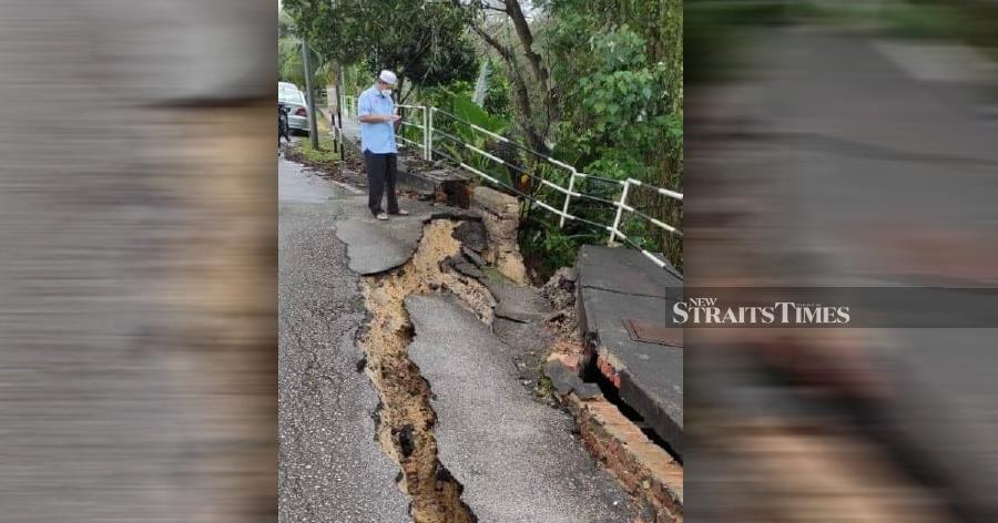 Najib surveying an affected area.- NSTP/Zainal Aziz