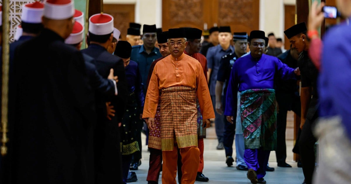 King watches Bernama TV special documentary on His Majesty | New ...