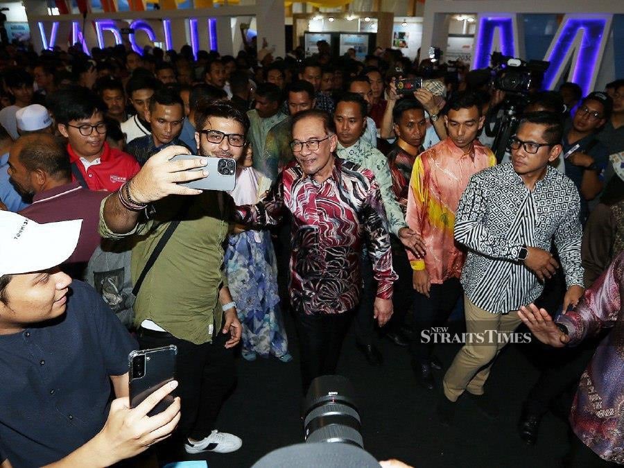 Prime Minister Datuk Seri Anwar Ibrahim mingles with the crowd during the closing ceremony of the Madani government's One-Year anniversary programme held at Bukit Jalil National Stadium. -NSTP/SAIFULLIZAN TAMADI