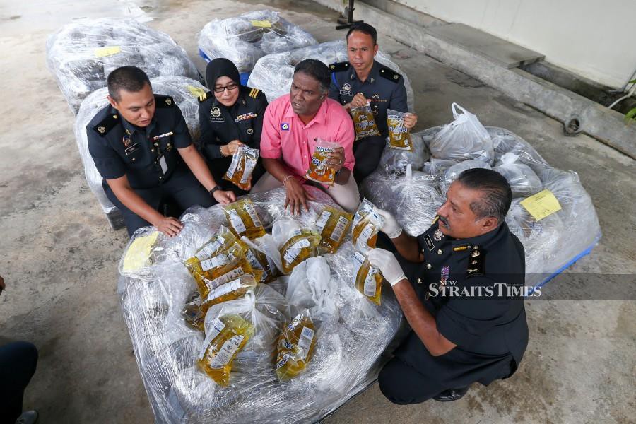 Mini mart owner nabbed for hoarding 1.5 tonnes of cooking oil | New ...