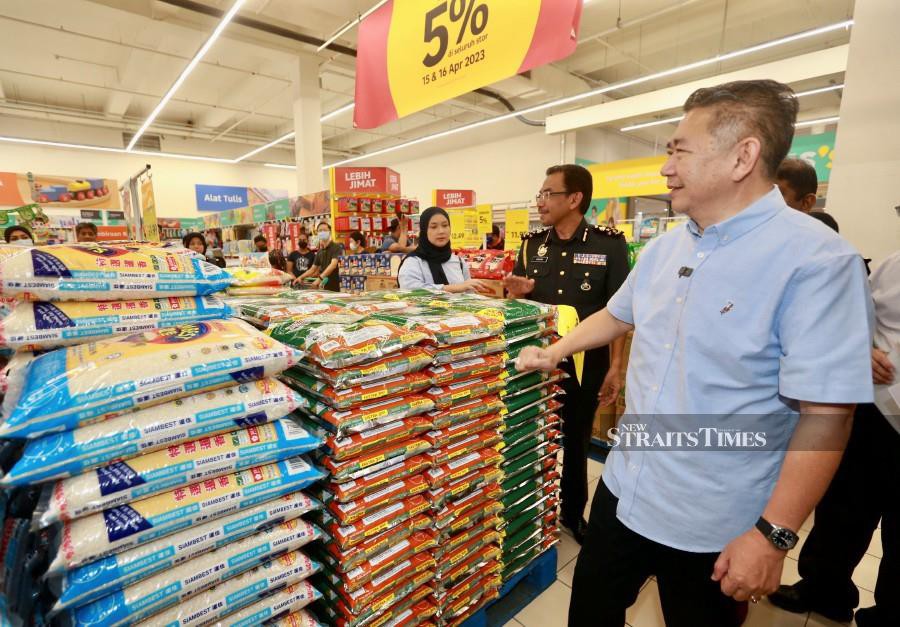 Domestic Trade and Cost of Living Minister Datuk Seri Salahuddin Ayub conducting Aidilfitri price checks at the Lotus’s Selayang hypermarket. - NSTP/FATHIL ASRI.