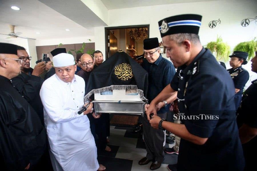 Remains of Tun Mohammed Hanif Omar is transported to the National Mosque for solat jenazah (funeral prayers). - NSTP/GENES GULITAH