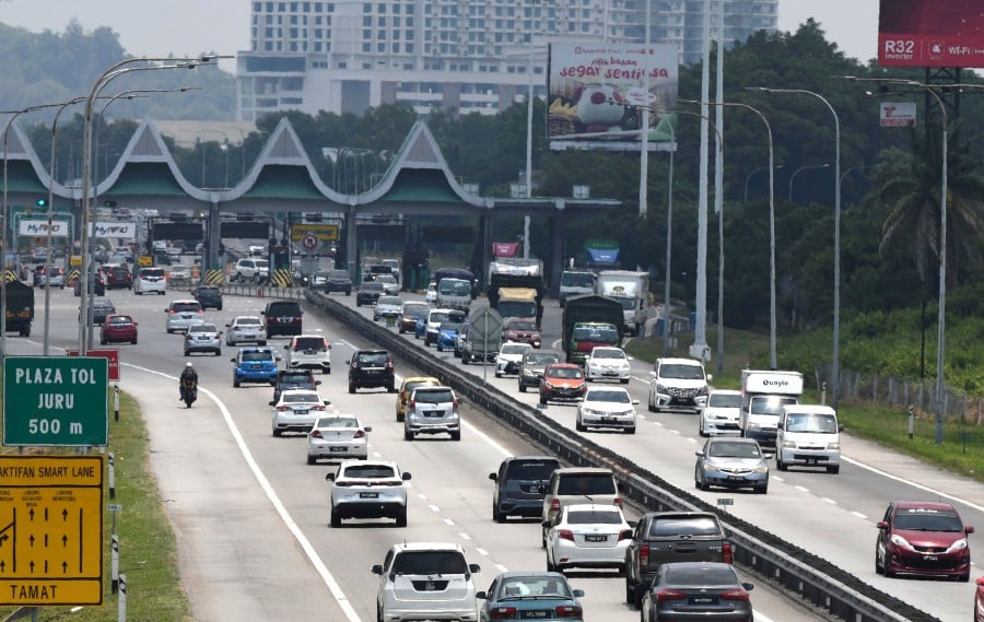 A general view of traffic near Juru Tol today as people start to go back to their respective hometowns ahead of the Aidilfitri holidays. - BERNAMA PIC