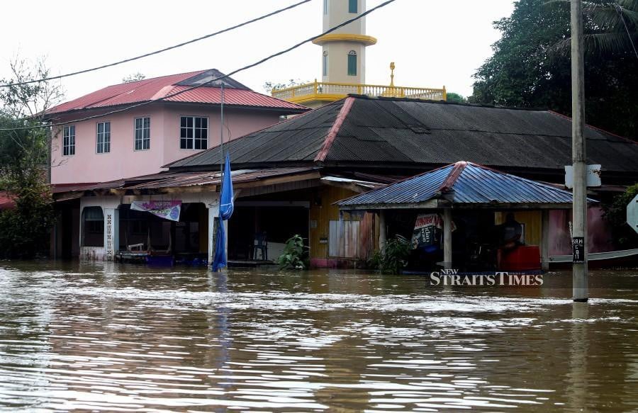 A general view of the floods in Kampung Siram, Rantau Panjang. -NSTP/NIK ABDULLAH NIK OMAR