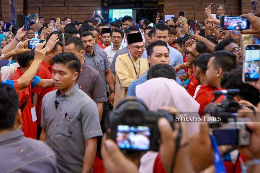 A huge crowd greets Prime Minister and PKR president Datuk Seri Anwar Ibrahim ahead of the party’s convention in Shah Alam. -NSTP/ASYRAF HAMZAH