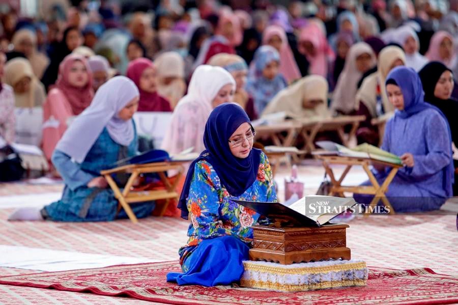 Her Majesty Raja Zarith Sofiah, Queen of Malaysia reciting the holy Quran during the World #QuranHour 2024 programme at the National Mosque. - NSTP/AIZUDDIN SAAD