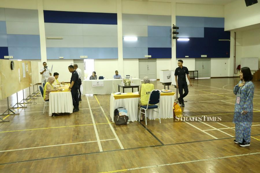  Pang Sock Tao (right) observing the early voting process at Maktab Polis Diraja Malaysia in Kuala Kubu Bharu. -NSTP/SAIFULLIZAN TAMADI 