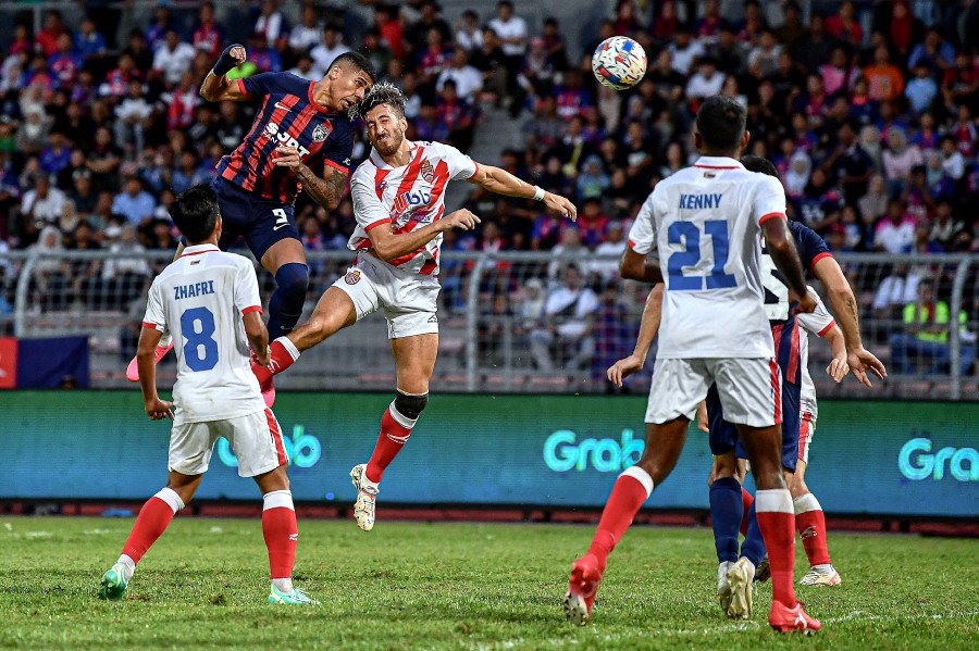 JDT’s Bergson Gustavo (2nd-right) in action against Kuala Lumpur City at the Kuala Lumpur Football Stadium in Cheras. - BERNAMA PIC