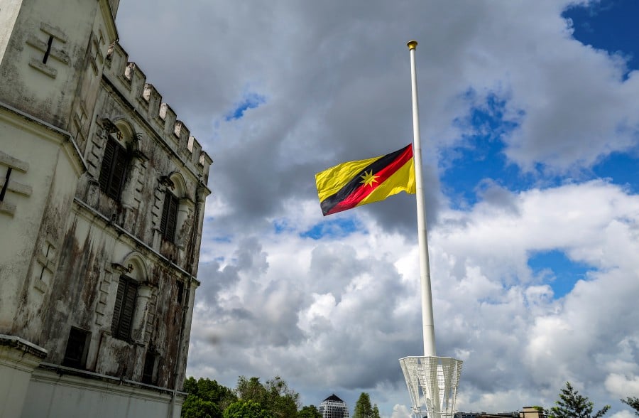 The giant flag of Sarawak at Dataran Ibu Pertiwi in Kucing, is seen flown at half-mast as a mark of respect for the passing of former Sarawak Governor Tun Abdul Taib Mahmud. - BERNAMA PIC