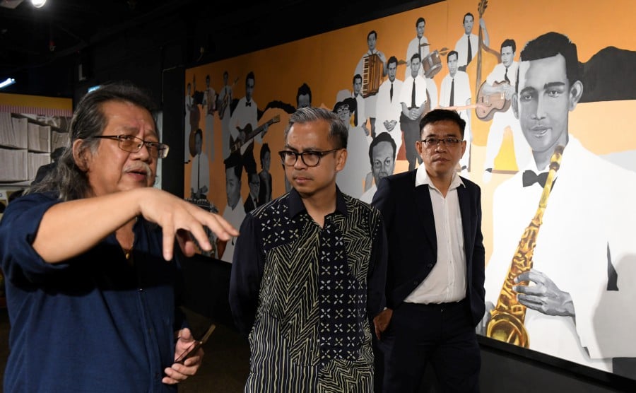  Penang House of Music (PHoM) founder Paul Augustin (left) speaking to Communication Minister Fahmi Fadzil during the latter’s visit to the centre in Komtar, George Town. - BERNAMA PIC
