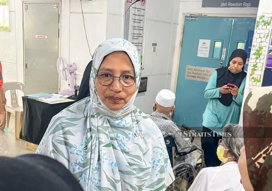  Musalmah Yusop speaking to reporters at the Seberang Jaya Hospital. -NSTP/DANIAL SAAD