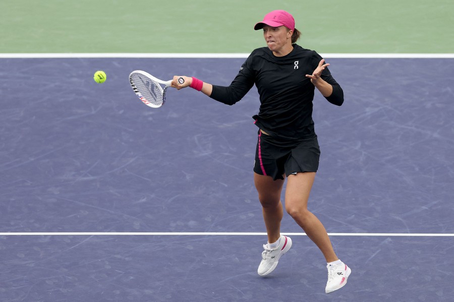  Iga Swiatek of Poland returns a shot to Marta Kostyuk of Ukraine during the Women's Semifinals of the BNP Paribas Open at Indian Wells Tennis Garden on March 15, 2024 in Indian Wells, California. -AFP PIC