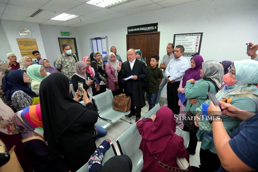 Datuk Kamaruddin Ahmad speaking to family members after the court proceeding today at the Johor High Court in Johor Baru. - NSTP/NUR AISYAH MAZALAN