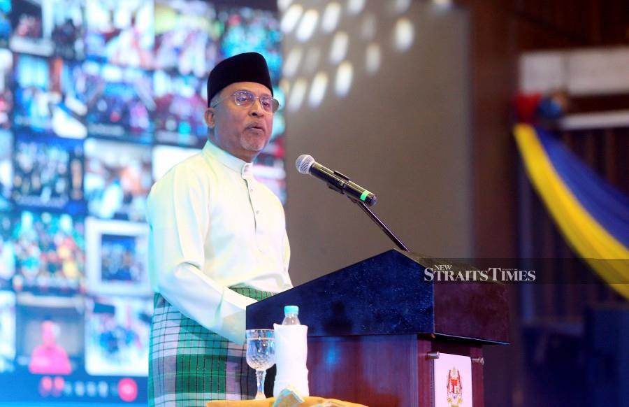 Higher Education Minister Datuk Seri Dr Zambry Kadir delivers his keynote address during the ceremony in Universiti Malaya. -NSTP/ROHANIS SHUKRI