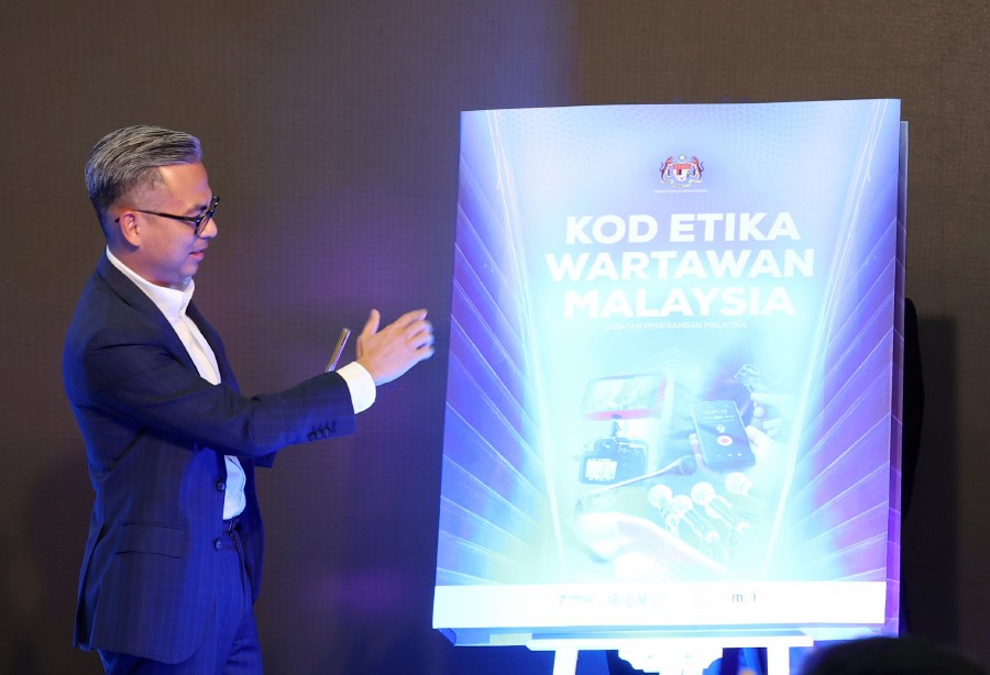  Communications Minister Fahmi Fadzil launches the Malaysian Code of Ethics for Journalists in Putrajaya today. - BERNAMA PIC