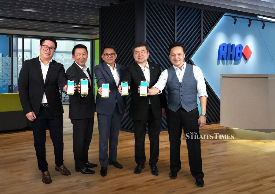 (From left) Sien Vee Loc, Head, Consumer Finance, RHB Bank Berhad; Jeffrey Ng Eow Oo, Managing Director, Group Community Banking, RHB Bank Berhad; Mohd Rashid Bin Mohamad, Group Managing Director, RHB BankBerhad; Ng Kong Boon, Visa's Country Manager for Malaysia; and Abdul Sani bin Abdul Murad,Group Chief Marketing Officer, RHB Bank Berhad, at the RHB Banking Group’s Apple Pay launch.