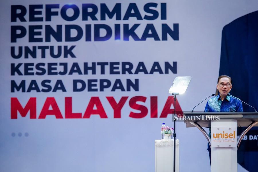 Prime Minister Datuk Seri Anwar Ibrahim delivers his keynote address during the Educational Reform for Malaysia’s Future Wellbeing at Unisel’s Kursi Siddiq Fadzil Distinguished Lecture programme at its Bestari Jaya campus in Batang Berjuntai. -NSTP/ASYRAF HAMZAH