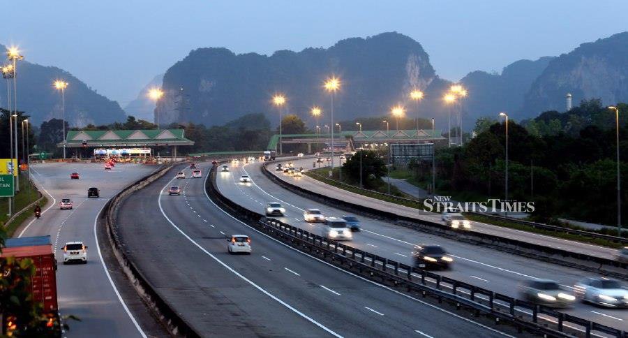 A clear traffic flow is seen along the PLUS highway near Ipoh Selatan toll plaza this evening, ahead of the Hari Raya Aidilfitri hoilidays. -NSTP/L.MANIMARAN