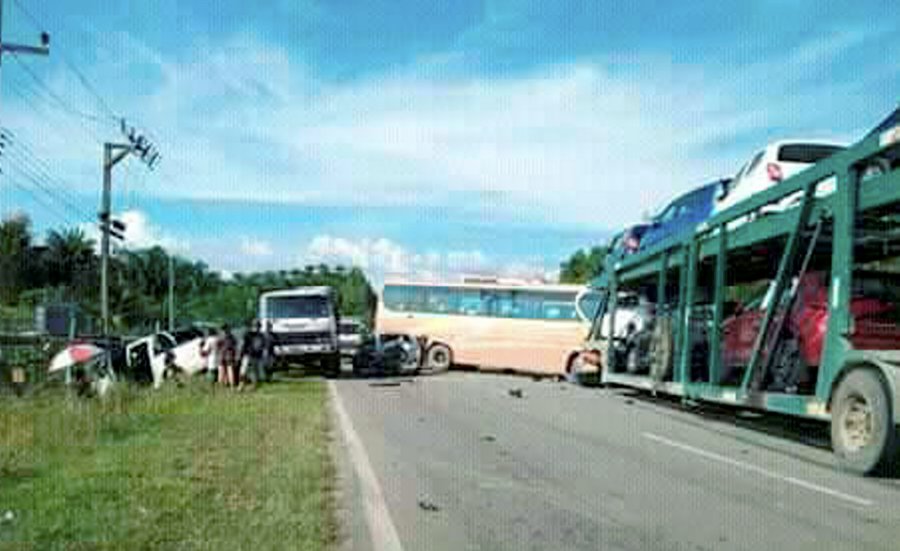 The impact of the accident pushed the Perodua Viva into the rear of the pick-up truck before it skidded to the opposite road and collided head-on with the express bus.