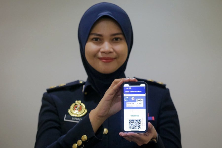 Starting today (Feb 10), private vehicle owners will no longer be required to carry a physical copy of their Malaysian Driving Licence (LMM) or display their Malaysian Vehicle Licence (LKM), better known as 'road tax'. - NSTP/ASYRAF HAMZAH.