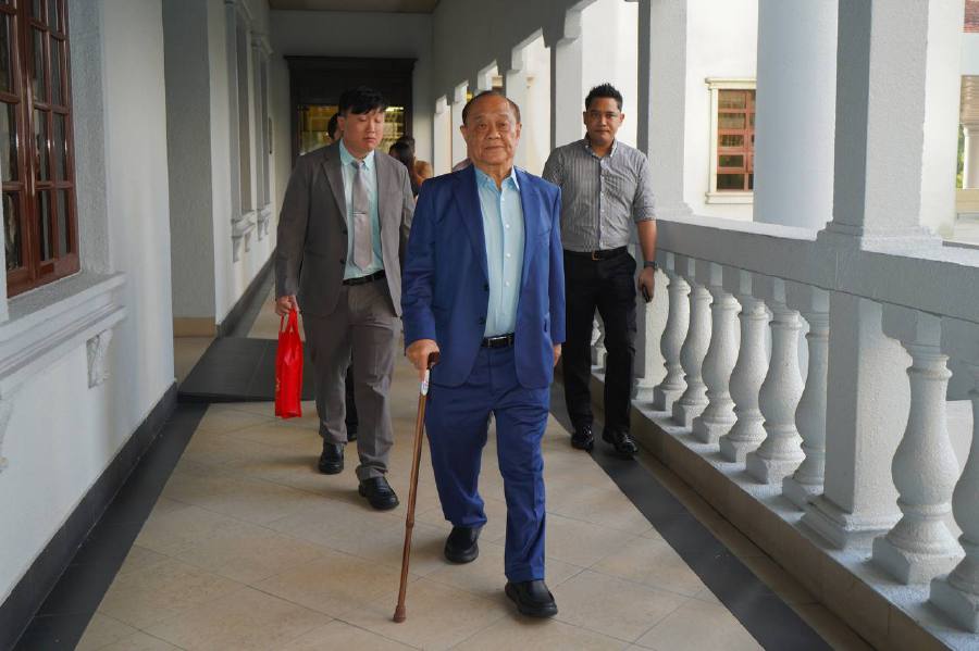 Tan Sri Robert Tan Hua Choon has arrived at the court complex here and is expected to face charges related to a government fleet vehicle contract. - NSTP/FARHAN RAZAK