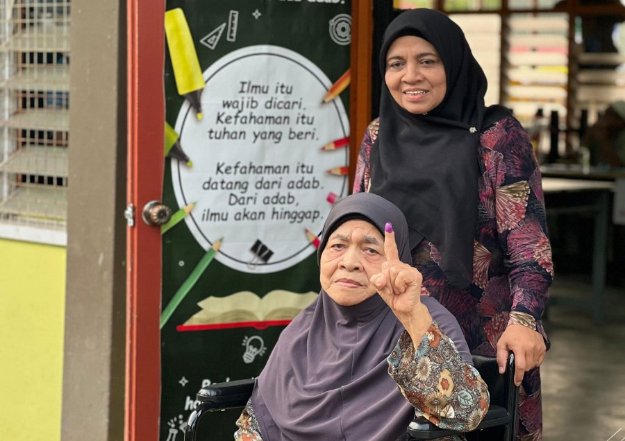 Rokiah Said, an 80-year-old woman, became the first to arrive, eager to cast her vote at the SMK Felda Chemomoi polling centre, here. - BERNAMA Pic