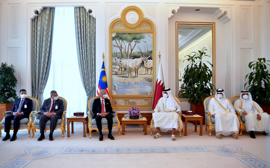 Prime Minister Datuk Seri Ismail Sabri Yaakob in an audience with Emir of Qatar Sheikh Tamim bin Hamad Al Thani (third, right) in conjunction with his three-day official visit to Qatar at the Amiri Diwan. Also present are (from left) Senior Minister of International Trade and Industry Datuk Seri Mohamed Azmin Ali, and Foreign Minister Datuk Seri Saifuddin Abdullah. - BERNAMA PIC