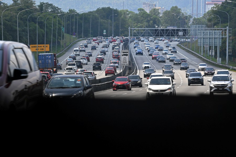 A view of the traffic flow along the PLUS highway near Nilai toll plaza today. - BERNAMA PIC