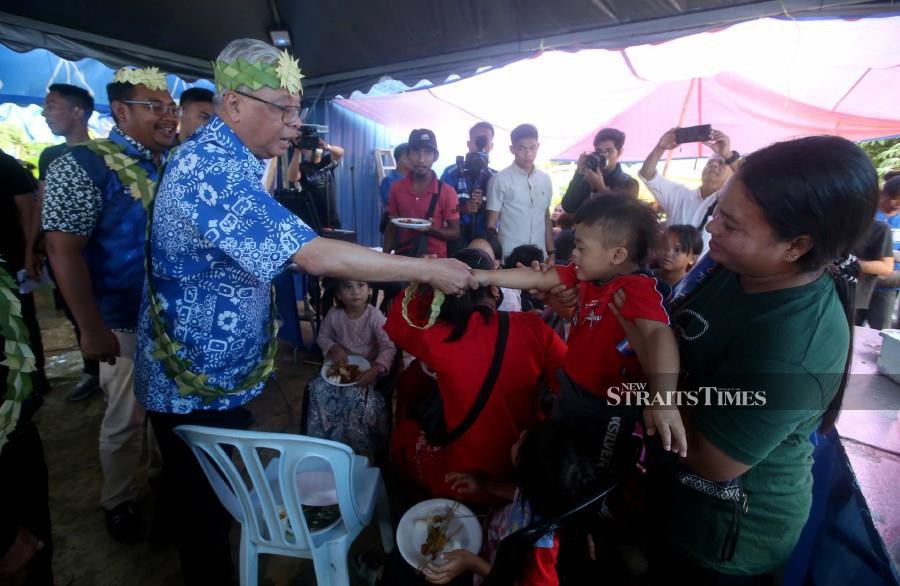Caretake Prime Minister Datuk Seri Ismail Sabri Yaakob mingles with locals at Kampung Orang Asli Bongkok, Bera. - NSTP/HAIRUL ANUAR RAHIM