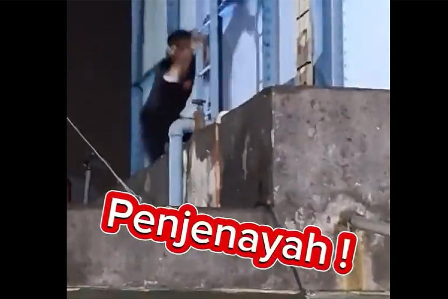 A video of a man who hid and ran around in circles on the rooftop deck of a flat block in Shah Alam desperately trying to escape the authorities in the wee hours last night (Nov 11) has gone viral on social media. - Screenshot from X