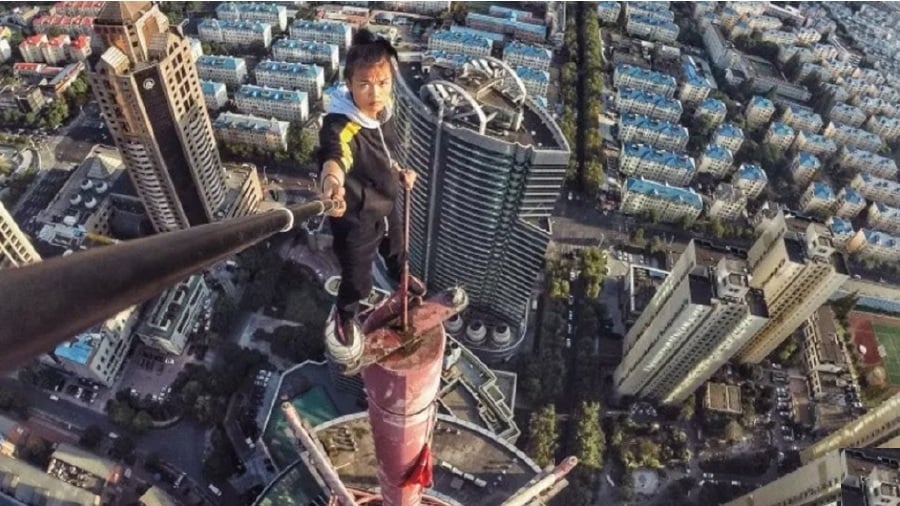 Watch: Famed Chinese rooftopper falls to his death from 62-storey ...