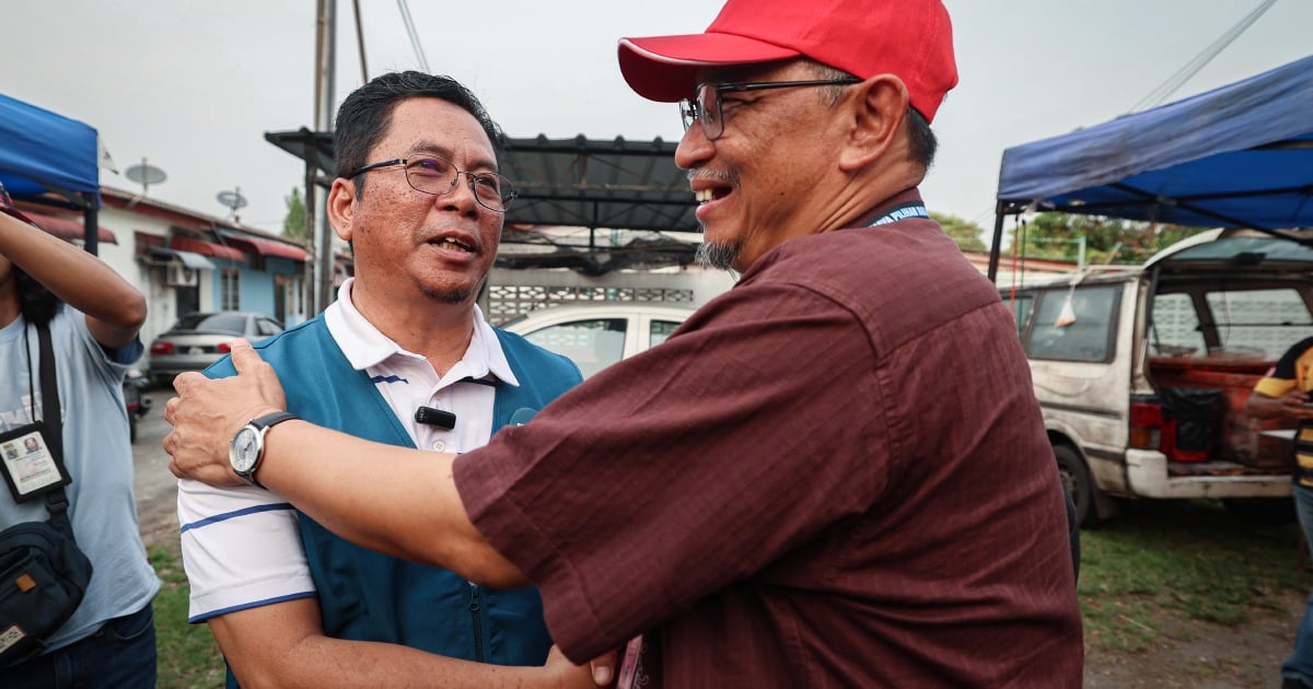 Sg bakap candidates bump into each other during walkabout | New Straits ...