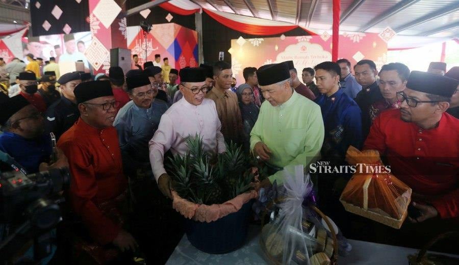 Wan Rosdy (left) was met at the Pahang Umno Hari Raya open house at Laman Sejahtera, Sungai Koyan in Lipis yesterday. The event was attended by Umno president Datuk Seri Dr Ahmad Zahid Hamidi. - NSTP/FARIZUL HAFIZ AWANG
