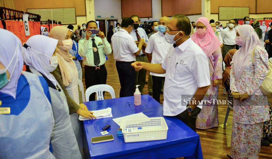 Pahang Menteri Besar Pahang, Datuk Seri Wan Rosdy Wan Ismail (centre) inspect the vaccination process at National Covid-19 Immunisation Programme (NIP) event for senior citizens at Wisma Belia Indera Mahkota. - NSTP/FARIZUL HAFIZ AWANG