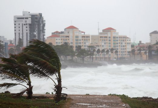 Waves crash along the shores of the Malecon in Santo Domingo, Dominican Republic, August 28, 2015. Tropical Storm Erika threatened Haiti with heavy rain and strong winds on Friday as it swirled across the Caribbean but showed signs of petering out as it headed toward south Florida, the U.S. National Hurricane Center said. Due to some likely weakening over mountainous areas of Haiti and Cuba, Erika was no longer forecast to make landfall in the United States as a hurricane. Instead, it could lose tropical storm strength over the next two days, with winds falling below 40 mph (64 kph) as it moves over eastern Cuba, though heavy rain was still a concern. REUTERS/Ricardo Rojas 