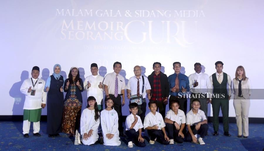 Datuk Rosyam Nor (standing centre) with the cast and crew of Memoir Seorang Guru (NSTP/HAIRUL ANUAR RAHIM)