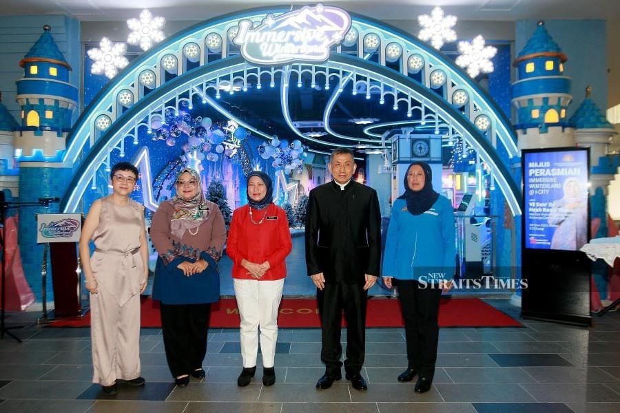 Datuk Seri Nancy Shukri (centre) with i-Berhad chairman Tan Sri Lim Kim Hong (2nd-right) during the launch of the ‘Immersive Winterland’ at i-City, Shah Alam. -NSTP/FAIZ ANUAR