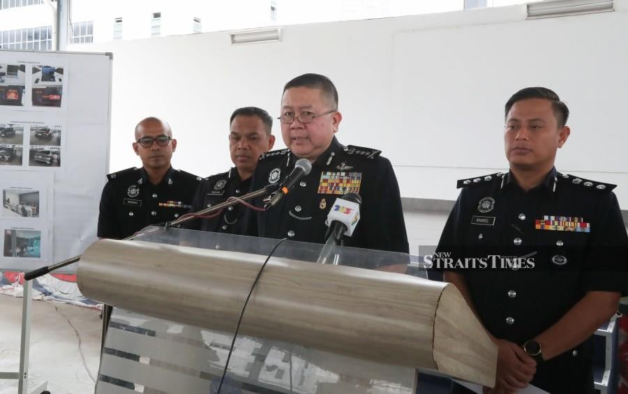Penang police chief Datuk Khaw Kok Chin (centre0