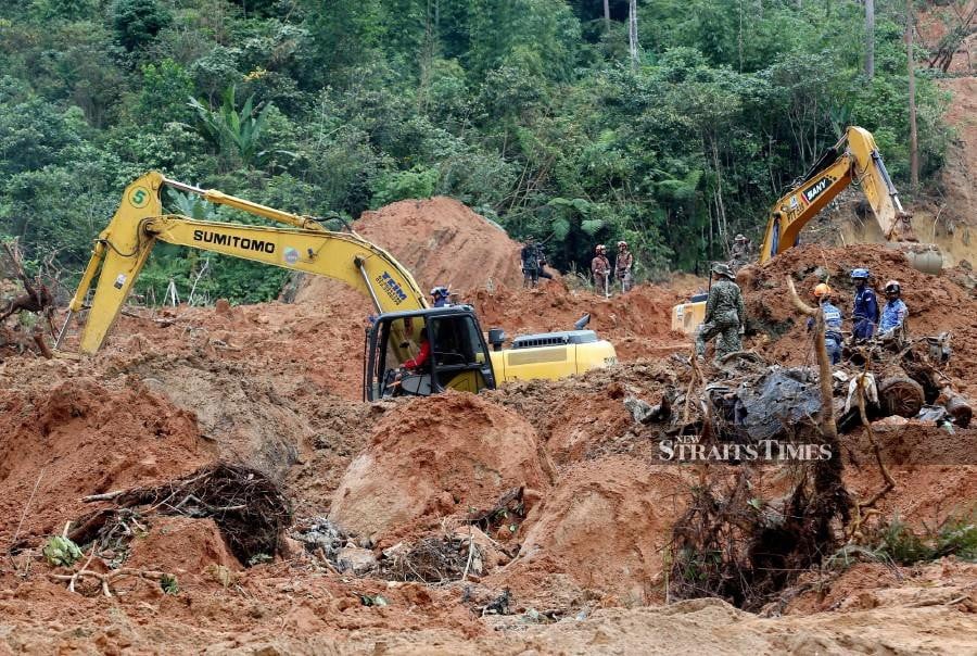 Search and rescue mission on going to locate survivors following the landslide in Batang Kali.  - NSTP/EIZAIRI SHAMSUDIN