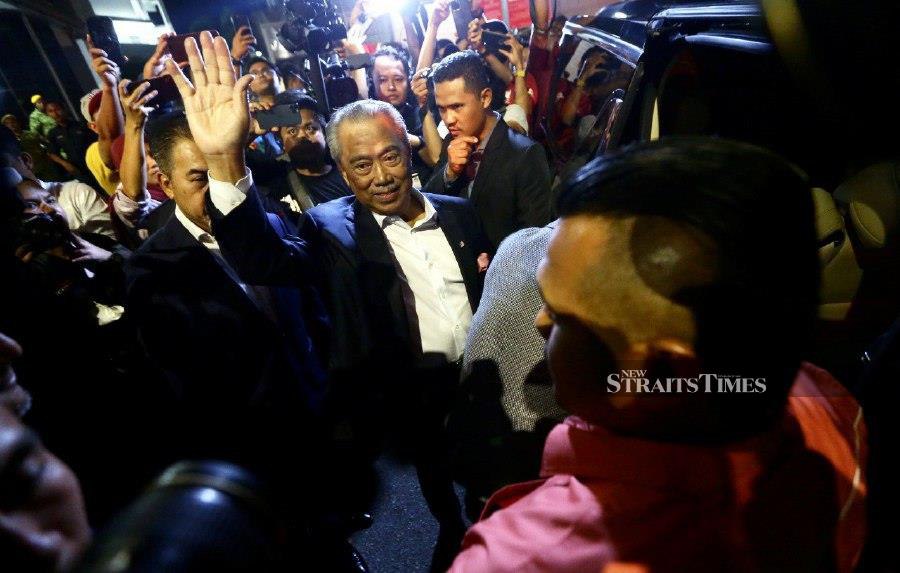 Tan Sri Muhyiddin Yassin waves at his supporters while leaving the MACC headquarters in Putrajaya. -NSTP/MOHD FADLI HAMZAH