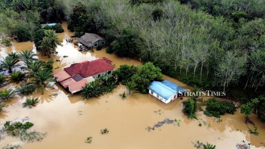 An aerial view of the floods in Kampung Batu 5, Buloh Kasap, Segamat, Johor. -NSTP/NUR AISYAH MAZALAN