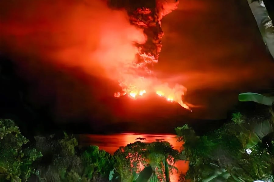 Gunung Ruang: Thousands evacuated as Indonesia volcano erupts, causes tsunami threat