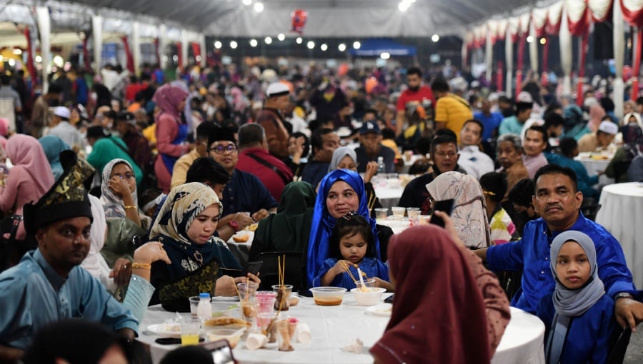 Since the open house is held during the transition phase, we need to adhere to the SOPs in order to reduce the risk of infection, both to the hosts as well as the guests. -BERNAMA PIC