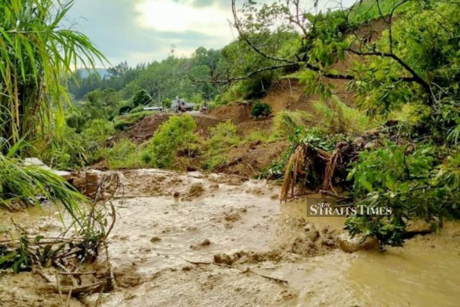 The landslide was at Kilometer 96.7, Kota Kinabalu - Sandakan Road, near Kampung Pinausok, Ranau. (Pic by RECQUEAL RAIMI)