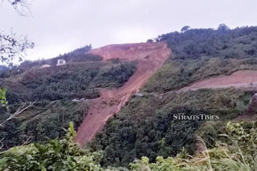 A landslide caused a portion of Jalan Kiulu-Tamparuli, near here, to collapse this morning, making it impassable to cars and heavy vehicles. (Pic by RECQUEAL RAIMI)