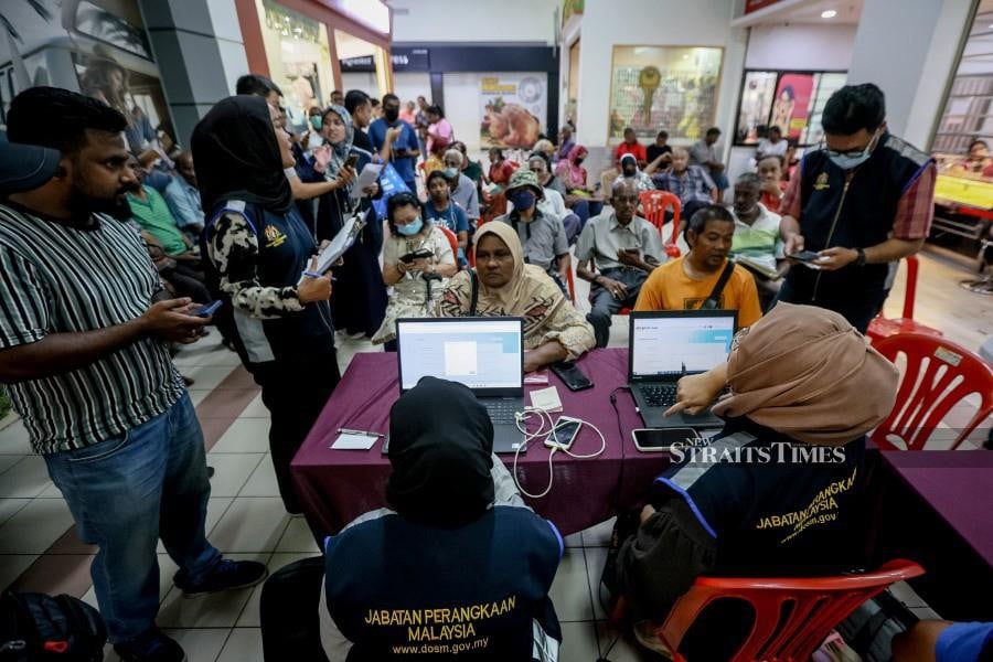 People registering for the central database hub (Padu) at Giant, Batu Caves. -NSTP/ASYRAF HAMZAH