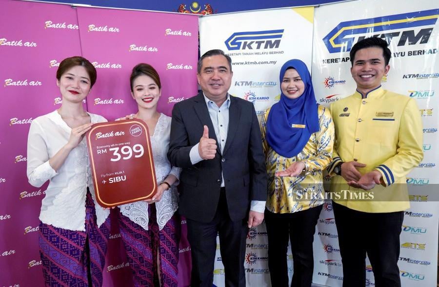 Transport Minister Anthony Loke with Batik Air and Keretapi Tanah Melayu Bhd (KTMB) staff after delivering the ministry’s 2024 mandate in Putrajaya.- NSTP/MOHD FADLI HAMZAH