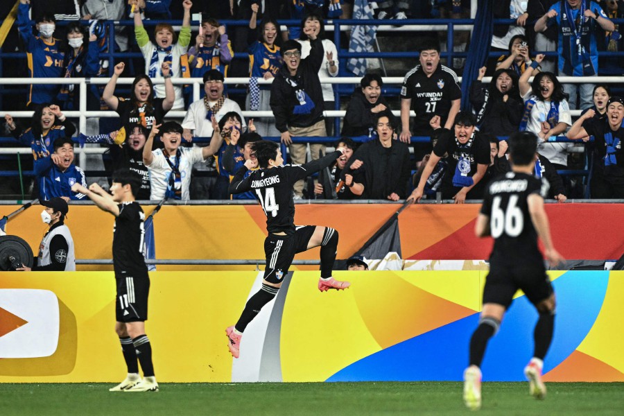 Ulsan's Lee Dong-gyeong celebrates after scoring a goal during the AFC Champions League semi-final first leg match against Yokohama F. Marinos at Munsu Football Stadium in Ulsan. - AFP PIC